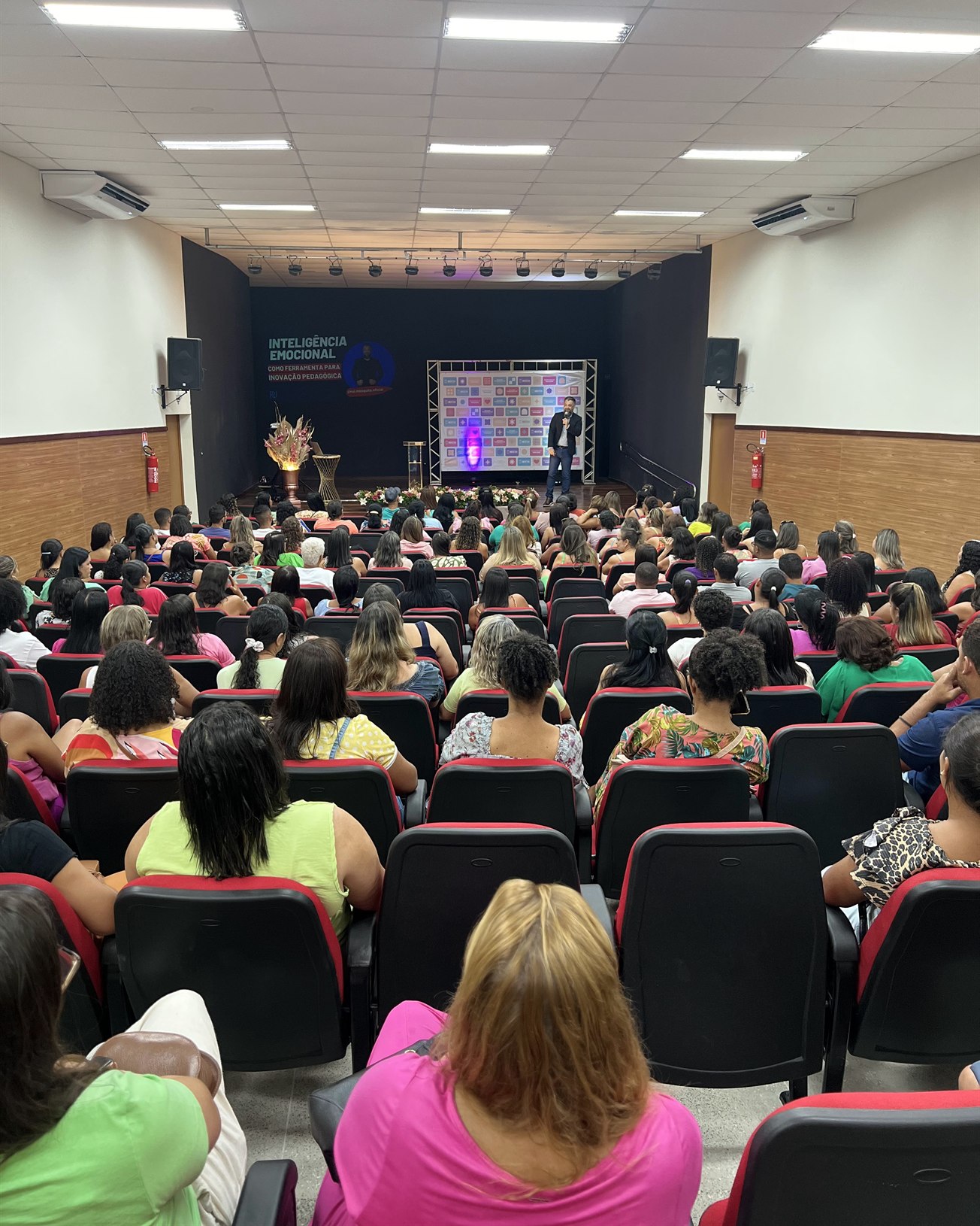 Rui Mesquita palestrando sobre inteligência emocional para um auditório lotado