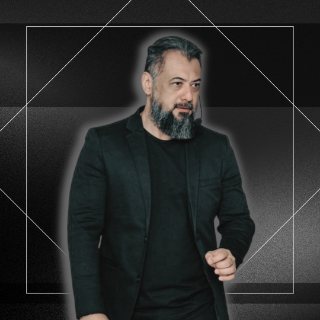 Rui Mesquita de blazer, com microfone de cabeça, em ambiente corporativo